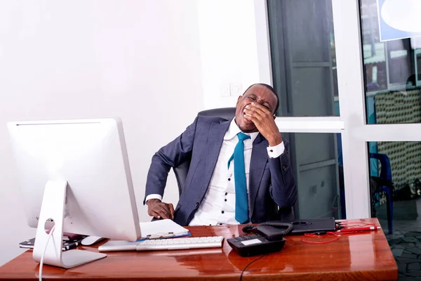 Retrato Hombre Negocios Guapo Sentado Frente Computadora Portátil Sonriendo Oficina —  Fotos de Stock