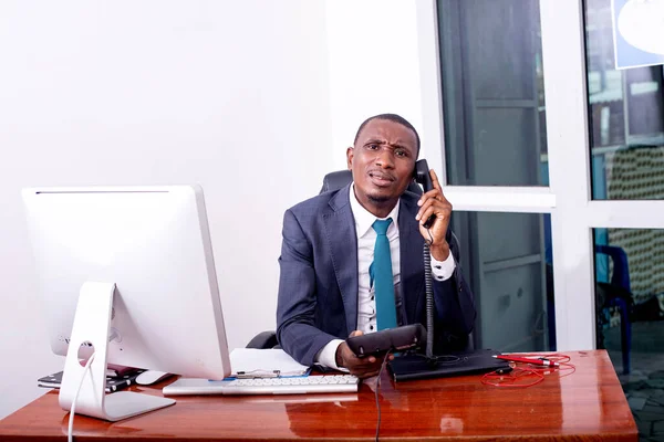 Portret Poważnego Biznesmena Rozmawiającego Przez Telefon Komórkowy Biurze — Zdjęcie stockowe