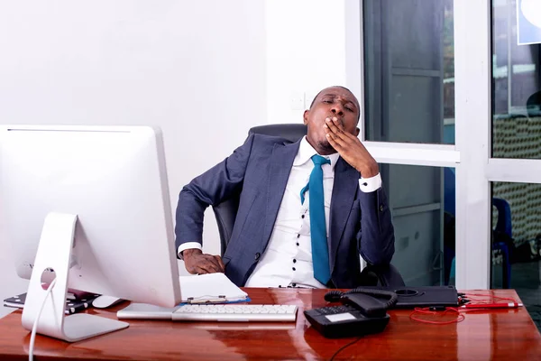 Retrato Hombre Negocios Cansado Bostezando Con Mano Sobre Boca Oficina —  Fotos de Stock