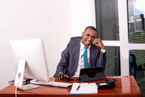 Retrato Hombre Negocios Que Trabaja Oficina Con Una Tableta Digital —  Fotos de Stock