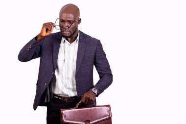 Evrak çantasını tutan ve optik gözlük takan ciddi bir iş adamının portresi..