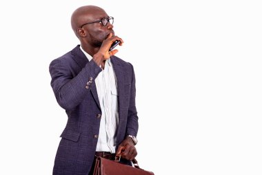 Düşünceli iş adamının portresi. Elinde evrak çantasıyla yana bakıyor..