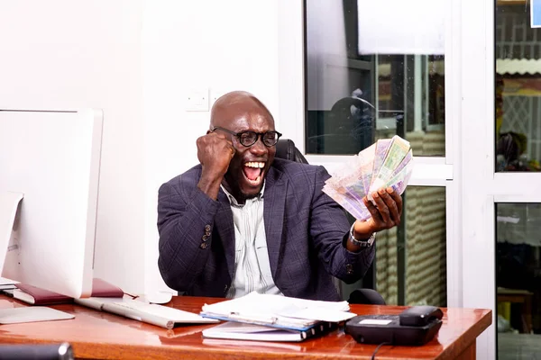 Feliz Hombre Negocios Sosteniendo Billetes Dinero Cargo Haciendo Gesto Ganador —  Fotos de Stock