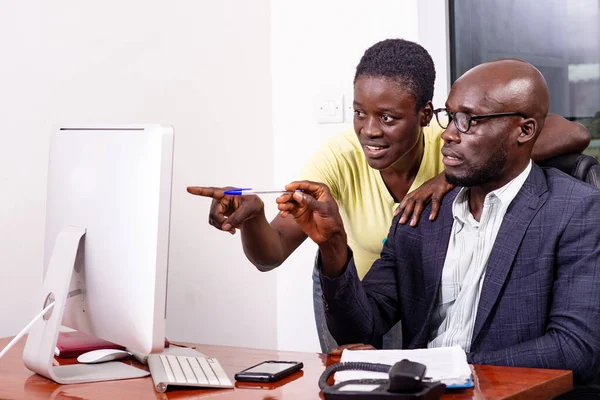 Porträt Eines Geschäftsmannes Und Seiner Sekretärin Die Mit Dem Finger — Stockfoto