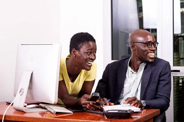 Porträt Eines Geschäftsmannes Und Seiner Sekretärin Die Zusammen Büro Arbeiten — Stockfoto