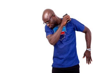 Cep telefonuyla el kol hareketi yapan mutlu bir işadamının portresi.