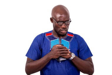 Elinde cep telefonu olan endişeli ve yakışıklı bir işadamının portresi..