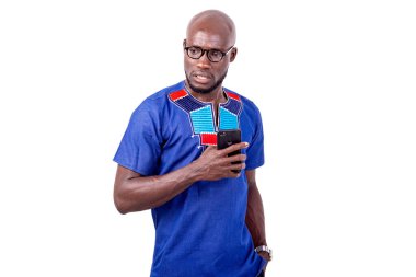 Elinde cep telefonu olan endişeli ve yakışıklı bir işadamının portresi..