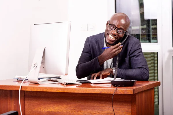 Portret Van Een Volwassen Zakenman Die Mobiele Telefoon Praat Aantekeningen — Stockfoto