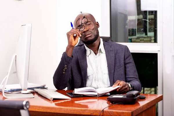 Portret Van Een Vermoeide Volwassen Zakenman Aan Het Bureau — Stockfoto