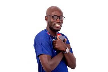 Gözlük takan mutlu bir iş adamının portresi, gülümseyerek göğsüne dijital tablet tutuyordu..