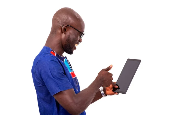 Portrét Šťastného Podnikatele Ukazujícího Palec Během Videohovoru Svém Digitálním Tabletu — Stock fotografie
