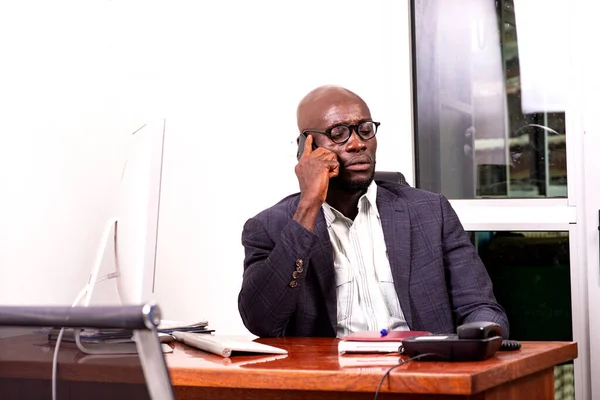 一个自信的成年商人在办公室用手机交谈的肖像 — 图库照片