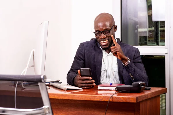 Retrato Hombre Negocios Que Trabaja Oficina Con Teléfono Móvil Mientras —  Fotos de Stock
