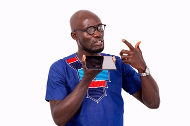 Dijital tablete sesli mesaj gönderen ciddi bir gencin portresi..