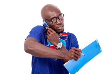 Kulağının ve omzunun arasında cep telefonu olan ve elinde bir pano tutan bir iş adamının portresi..