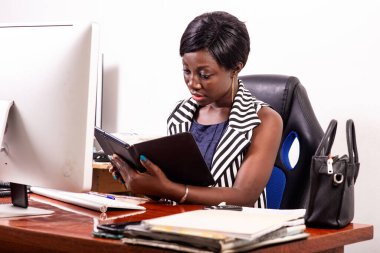 Ofiste dijital tabletle çalışan genç ve güzel bir iş kadınının portresi..