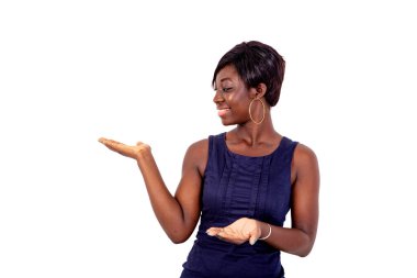 Güzel bir genç kadının portresi avucunda boş bir yer tutarken gülümsüyor..