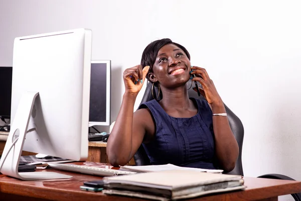 Portrait Beautiful Young Businesswoman Talking Mobile Phone Office Smiling — Stock Photo, Image