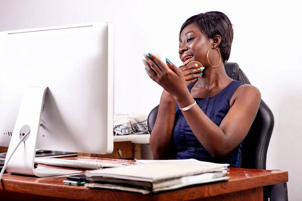 Portrait Young Businesswoman Applying Makeup Her Face Office — Stock Photo, Image