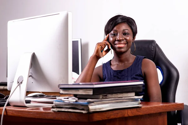 Retrato Una Hermosa Joven Empresaria Hablando Por Teléfono Móvil Oficina —  Fotos de Stock
