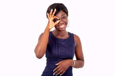 Güzel bir genç kadının portresi parmaklarıyla kameraya gülümseyerek imza atıyor..