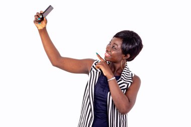 Cep telefonuyla gülümseyen güzel bir genç kadının portresi..