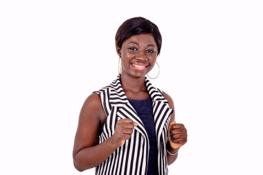 Gülümserken kameraya bakan güzel bir genç kadının portresi. beyaz arkaplanda izole.