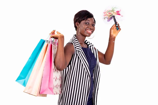 Retrato Una Joven Hermosa Seria Sosteniendo Bolsas Compras Ventilador Mientras —  Fotos de Stock