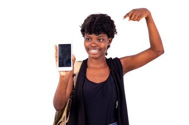 Sırt çantalı genç bir öğrenci beyaz arka planda duruyor ve gülümsüyor.