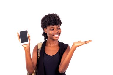 Sırt çantalı genç bir öğrenci beyaz arka planda duruyor ve gülümsüyor.