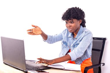 Güzel, şok olmuş genç bir kızın portresi. Bilgisayarla çalışıyor..