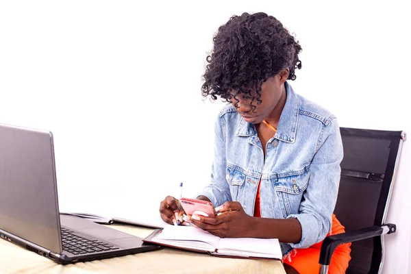Νεαρή Μαθήτρια Που Κάθεται Μπροστά Από Τον Υπολογιστή Μελέτης Κρατώντας — Φωτογραφία Αρχείου