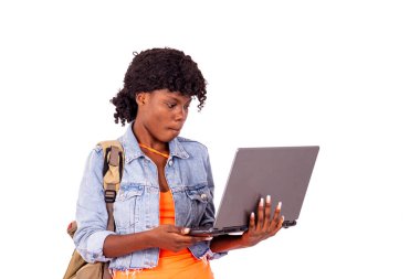 Sırt çantası taşıyan ve elinde dizüstü bilgisayar tutan güzel bir kızın portresi..