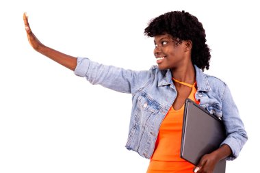 Beyaz arka planda dizüstü bilgisayarı olan genç bir öğrenci, gülmeyi kesiyor..