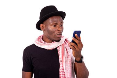 Elinde cep telefonu olan iyi giyimli bir gencin portresi..