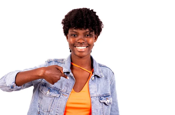 Ceketli genç bir öğrenci beyaz arka planda onu işaret ediyor ve kameraya bakıp gülüyor..