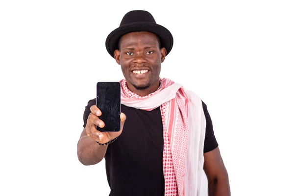 Jovem Vestindo Chapéu Cachecol Mostrando Telefone Celular Enquanto Sorri — Fotografia de Stock