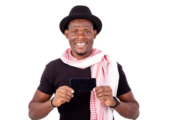 Jovem Vestindo Chapéu Cachecol Mostrando Telefone Celular Enquanto Sorri — Fotografia de Stock