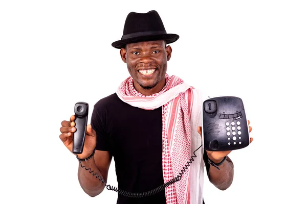 Портрет Молодого Чоловіка Капелюсі Шарфі Тримає Мобільний Телефон Посміхаючись — стокове фото