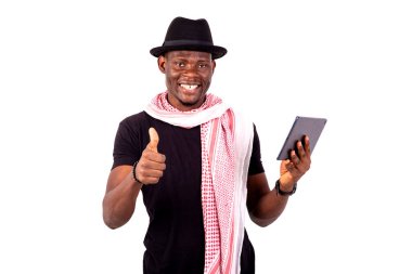 Dijital tablet tutan ve gülümseyen genç bir adamın portresi..