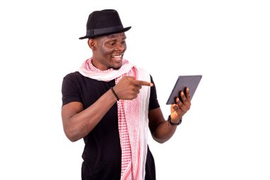 Gülümserken dijital tableti işaret eden genç bir adamın portresi.