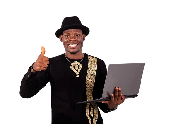 Bonito Bem Vestido Jovem Segurando Laptop Mostrando Polegar Sorrindo — Fotografia de Stock