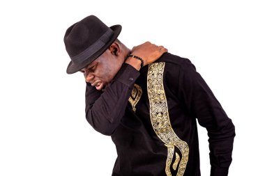 Bedeninde acı olan genç bir adamın portresi..