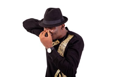 Genç adam burnunu kötü kokan parmaklarıyla kapatır..