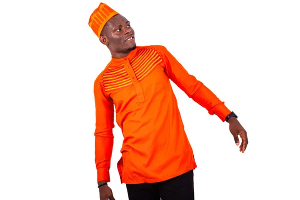 Ένας Όμορφος Επιχειρηματίας Πορτοκαλί Ρούχα Στέκεται Πάνω Λευκό Φόντο Και — Φωτογραφία Αρχείου