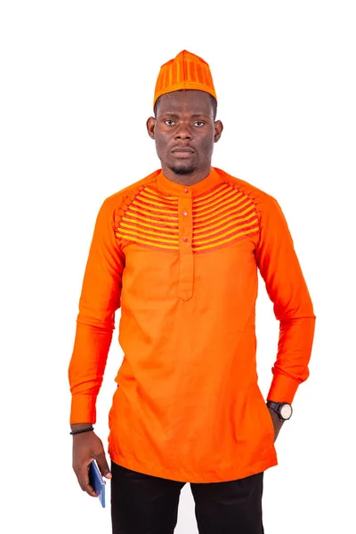 Красивый Бизнесмен Оранжевой Одежде Стоящий Белом Фоне Сотовым Телефоном Смотрящим — стоковое фото