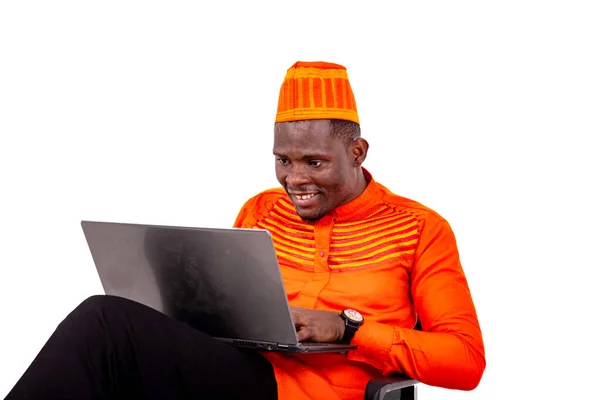 Красивый Бизнесмен Оранжевой Рубашке Сидит Белом Фоне Работает Ноутбуком Улыбаясь — стоковое фото