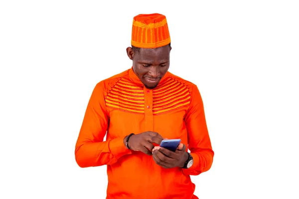 Портрет Молодого Бизнесмена Оранжевой Одежде Помощью Мобильного Телефона Время Улыбки — стоковое фото