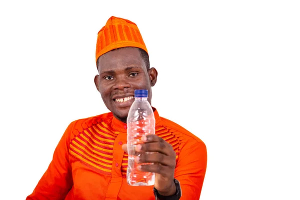 Портрет Молодого Человека Оранжевой Одежде Держащего Пластиковую Бутылку Улыбкой — стоковое фото